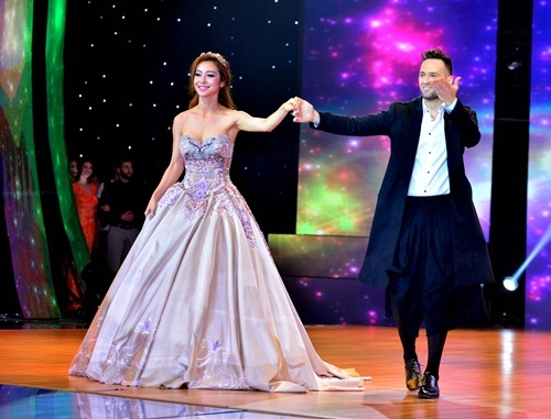 Jennifer phạm lắc hông gợi cảm lả lơi hóa thị hến