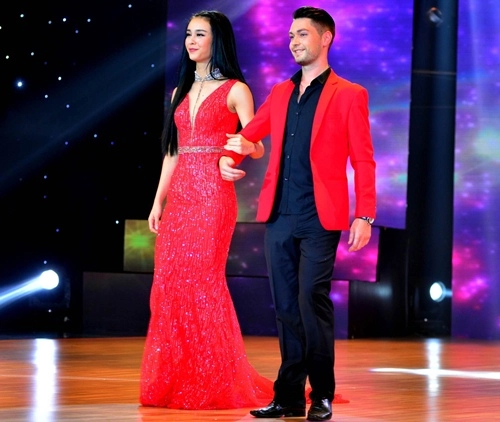Jennifer phạm lắc hông gợi cảm lả lơi hóa thị hến