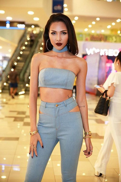 Kiểu áo nửa kín nửa hở khiêu khích mắt nhìn