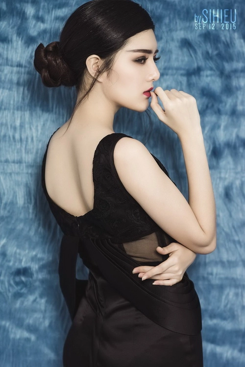 Lily luta lạnh lùng khoe vòng 1 gợi cảm