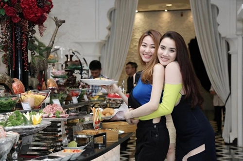 Ngân khánh được chồng tháp tùng đi dự sinh nhật