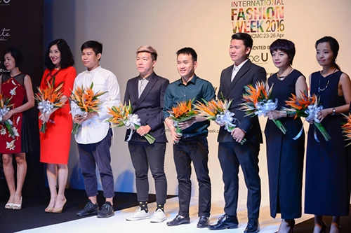 Thanh hằng giản dị vẫn sáng bừng tại họp báo