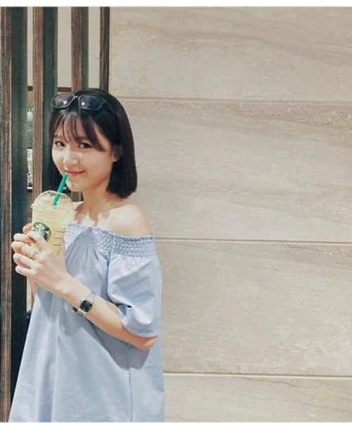 Thiếu nữ việt mặc áo trễ vai có hút hồn