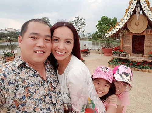 Thúy hạnh ngọt ngào bên chồng và 2 công chúa