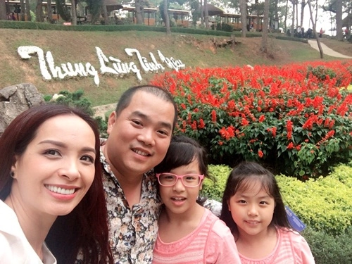 Thúy hạnh ngọt ngào bên chồng và 2 công chúa