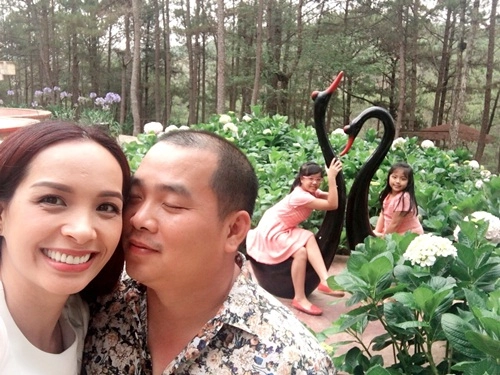 Thúy hạnh ngọt ngào bên chồng và 2 công chúa