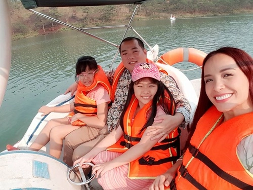 Thúy hạnh ngọt ngào bên chồng và 2 công chúa