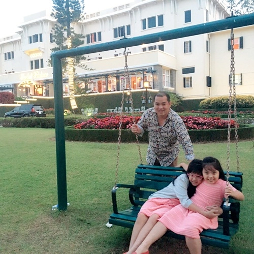 Thúy hạnh ngọt ngào bên chồng và 2 công chúa