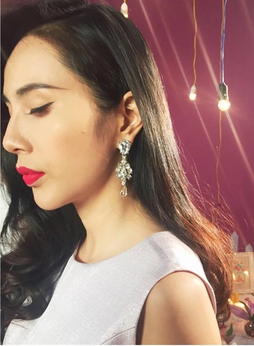 Thủy tiên vẫn sang chảnh với hoa tai giá rẻ