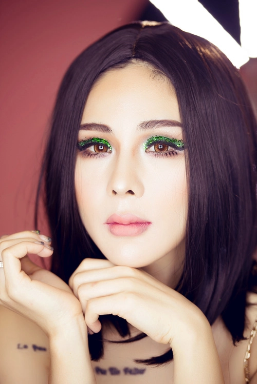 Tina lê sexy chơi tiệc đêm hè với đôi mắt nhũ lấp lánh