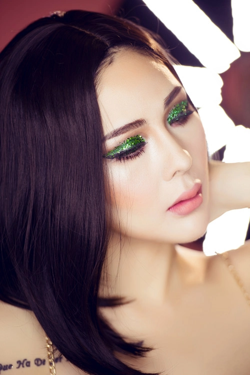 Tina lê sexy chơi tiệc đêm hè với đôi mắt nhũ lấp lánh