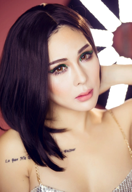 Tina lê sexy chơi tiệc đêm hè với đôi mắt nhũ lấp lánh