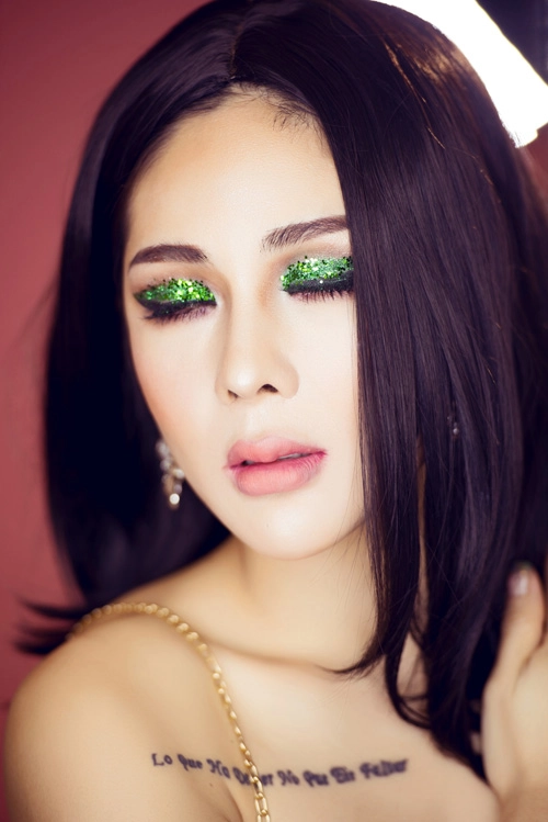 Tina lê sexy chơi tiệc đêm hè với đôi mắt nhũ lấp lánh