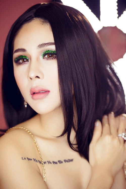 Tina lê sexy chơi tiệc đêm hè với đôi mắt nhũ lấp lánh