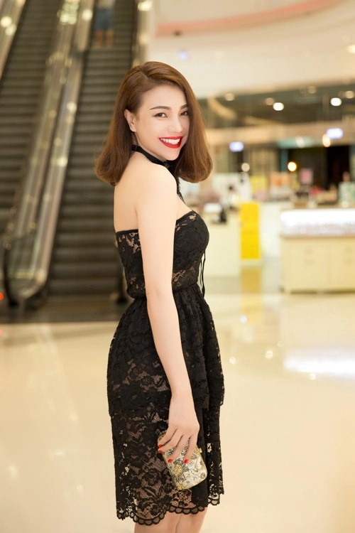Trà ngọc hằng diện váy xuyên thấu khoe nội y