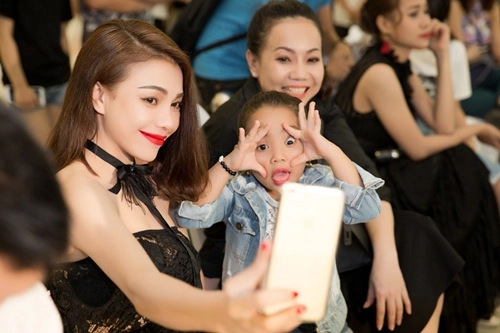 Trà ngọc hằng diện váy xuyên thấu khoe nội y