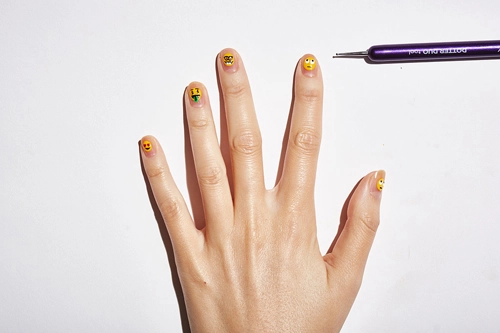 Vẽ nail cực thời trang với bộ cảm xúc độc đáo