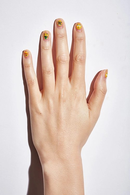 Vẽ nail cực thời trang với bộ cảm xúc độc đáo