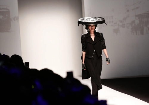 Xuân lan đội nón quai thao tái xuất sàn catwalk