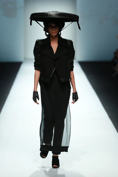 Xuân lan đội nón quai thao tái xuất sàn catwalk