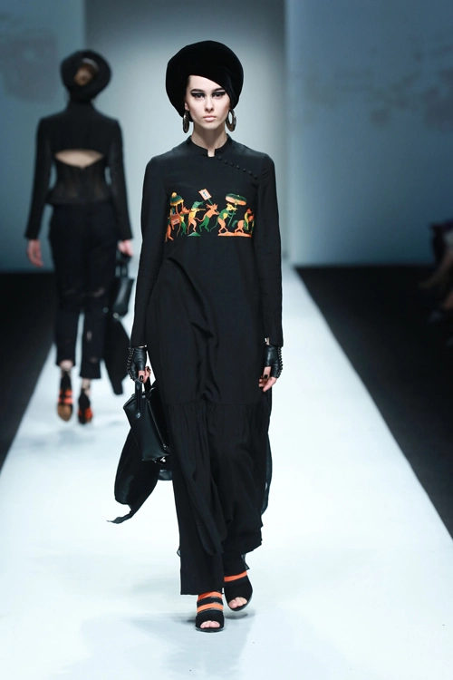 Xuân lan đội nón quai thao tái xuất sàn catwalk