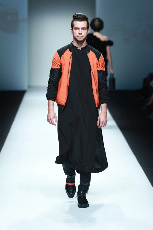 Xuân lan đội nón quai thao tái xuất sàn catwalk