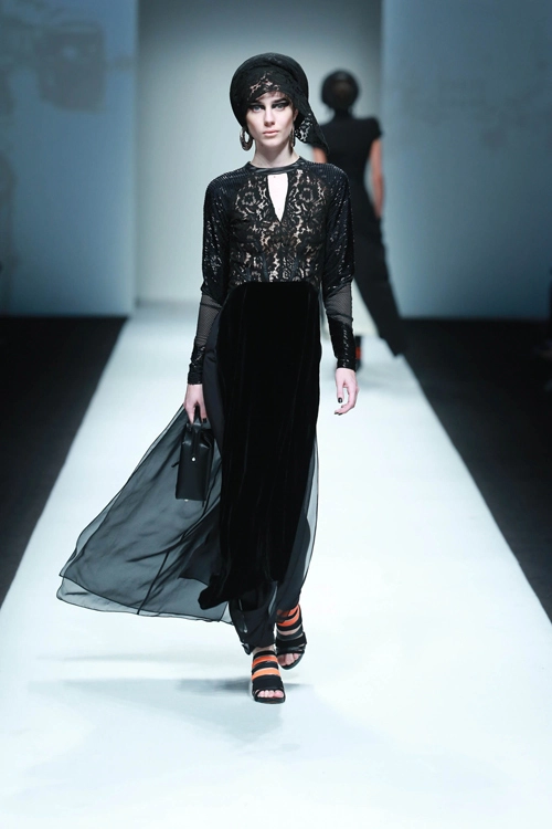 Xuân lan đội nón quai thao tái xuất sàn catwalk