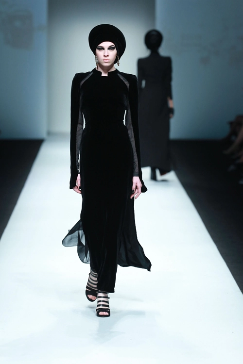 Xuân lan đội nón quai thao tái xuất sàn catwalk