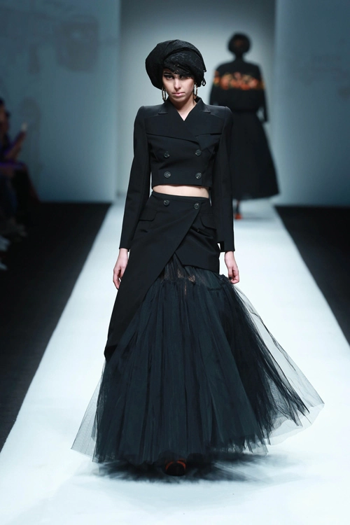 Xuân lan đội nón quai thao tái xuất sàn catwalk
