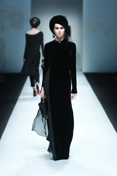 Xuân lan đội nón quai thao tái xuất sàn catwalk
