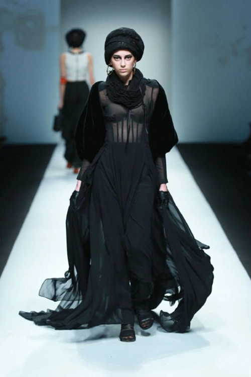 Xuân lan đội nón quai thao tái xuất sàn catwalk