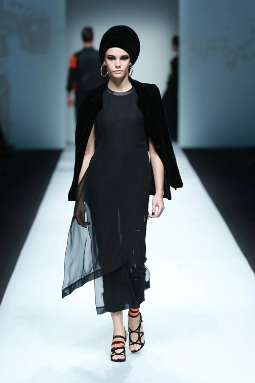 Xuân lan đội nón quai thao tái xuất sàn catwalk