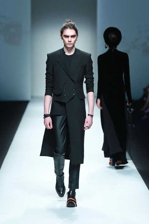Xuân lan đội nón quai thao tái xuất sàn catwalk