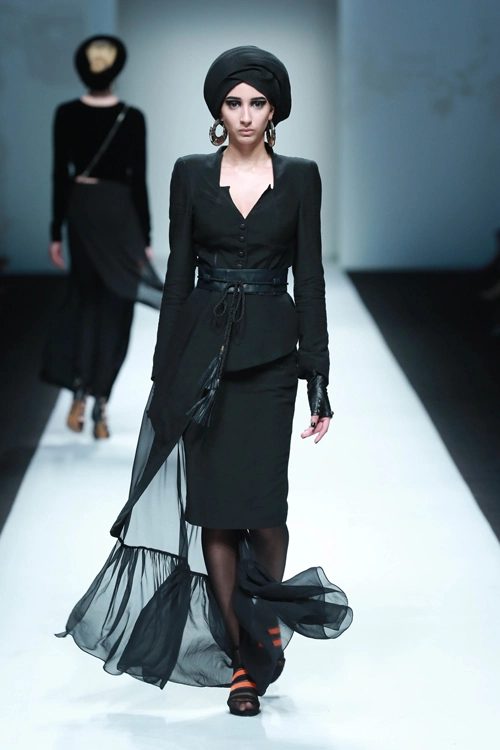 Xuân lan đội nón quai thao tái xuất sàn catwalk