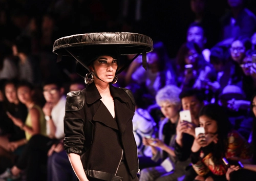 Xuân lan đội nón quai thao tái xuất sàn catwalk