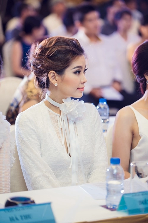 Á hậu diễm trang tắm sữa chua để da như em bé