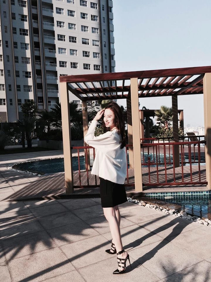 Angela phương trinh vẫn sành điệu với túi xách trăm ngàn