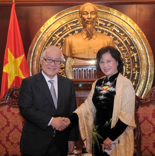 Áo dài đẹp mắt của chủ tịch qh nguyễn thị kim ngân