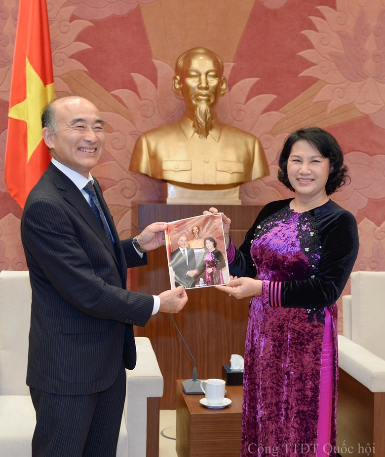 Áo dài đẹp mắt của chủ tịch qh nguyễn thị kim ngân