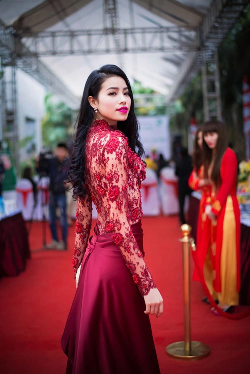Hai nàng hoa hậu yêu váy ren cuồng nhiệt thu thảo và phạm hương