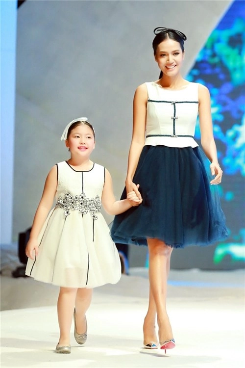 Hoàng thùy đón đầu xu hướng thời trang xuân