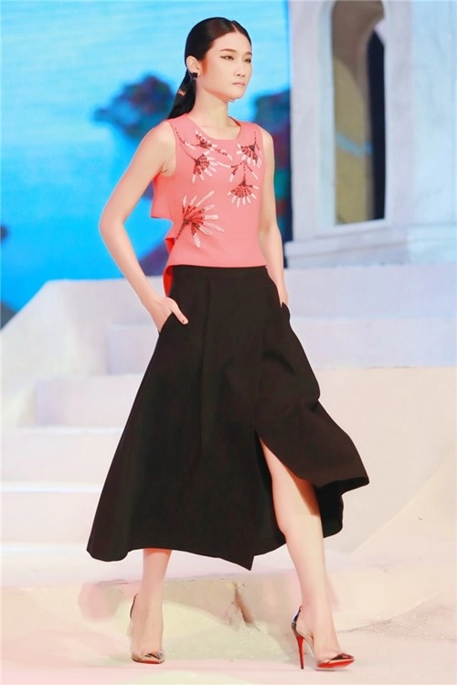 Hoàng thùy đón đầu xu hướng thời trang xuân