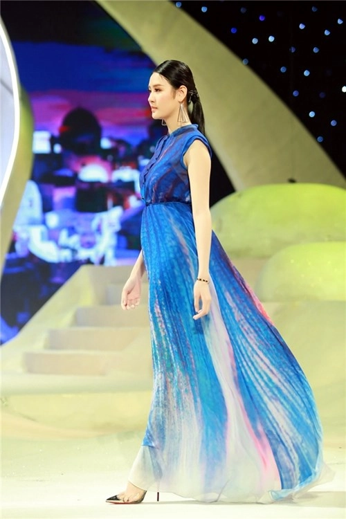 Hoàng thùy đón đầu xu hướng thời trang xuân