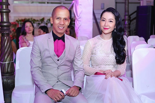 Linh nga đẹp mặn mà thân thiết bên minh tâm bùi saxophone