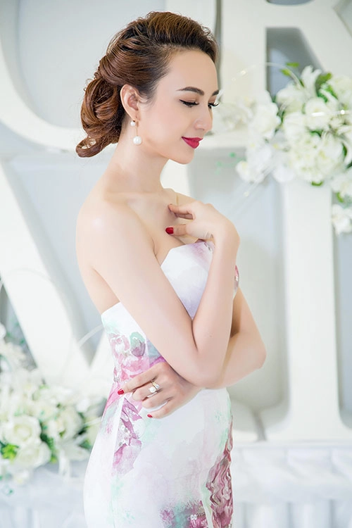 Ngọc diễm eo thon lưng ong hút mắt người đối diện