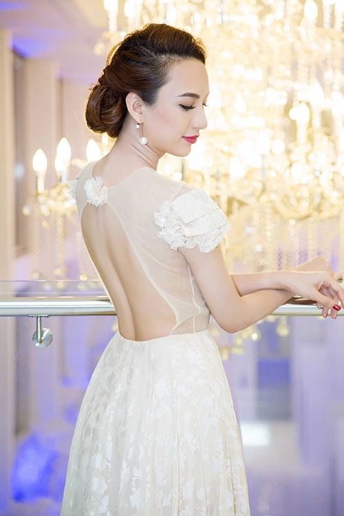 Ngọc diễm eo thon lưng ong hút mắt người đối diện