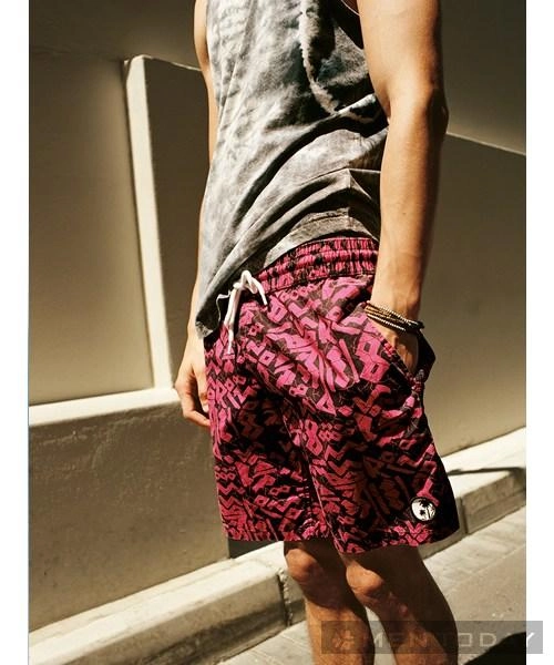 Trang phục họa tiết cho nam từ urban outfitters cá tính