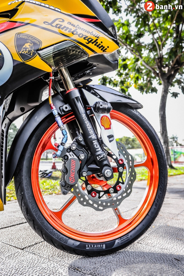 Ex 155 độ đẹp rực rỡ trong lớp áo choàng vàng kim độc đáo
