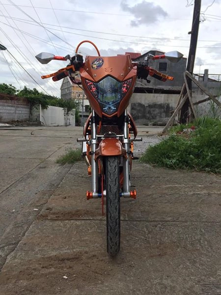 Raider 150 cơn lốc màu da cam của biker nước ngoài