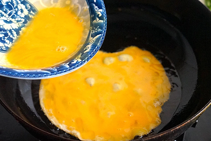 Trứng xào ớt ngọt thơm ngon cho gia đình